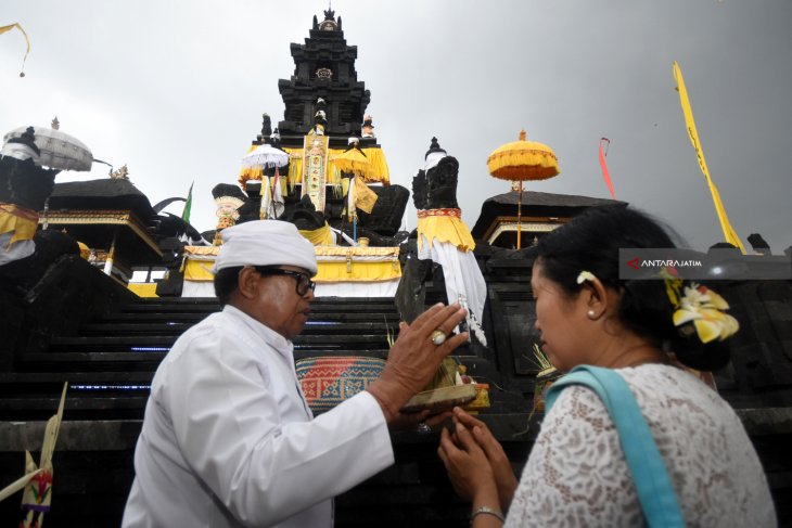 Hari Raya Galungan Di Surabaya