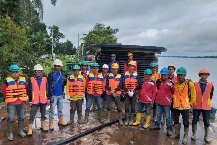 PLN Sanggau pasang kabel sepanjang 850 meter di bawah air Sungai Kapuas