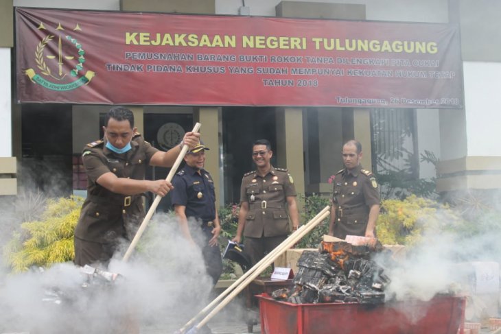 Kejaksaan Tulungagung Musnahkan Ribuan Rokok Ilegal