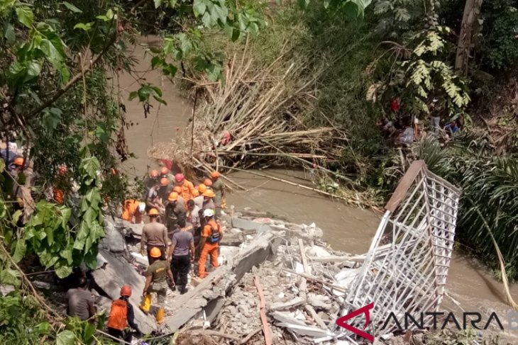 Rescuers evacuate five landslide victims in Bali