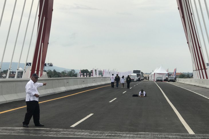 Four sections of Trans-Java toll road officially operational