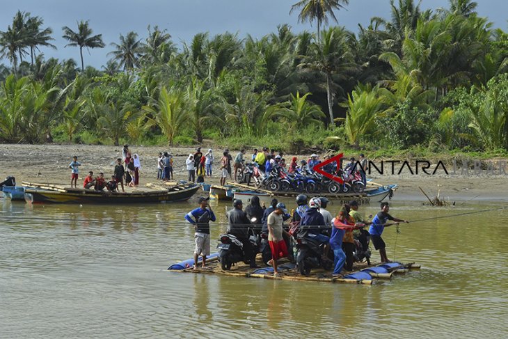 Jasa penyeberangan sungai 