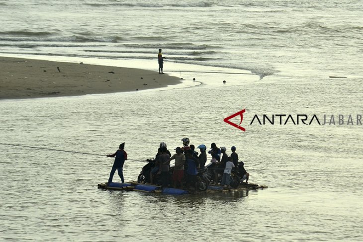 Jasa penyeberangan sungai 