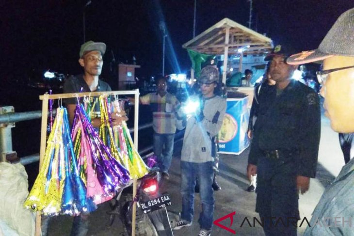 Tim gabungan amankan pedagang terompet di Pelabuhan Jetty Meulaboh