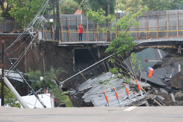 Kondisi Tanah Ambles Di Surabaya