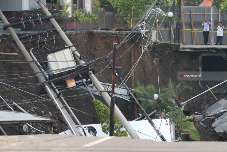 Kondisi Tanah Ambles Di Surabaya