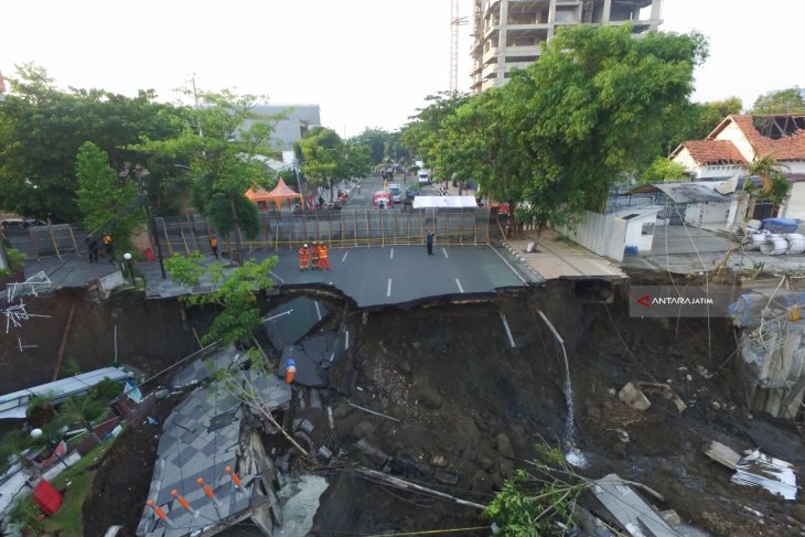 Kondisi Tanah Ambles Di Surabaya