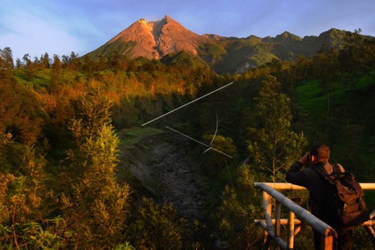 Pertumbuhan kubah lava Gunung Merapi