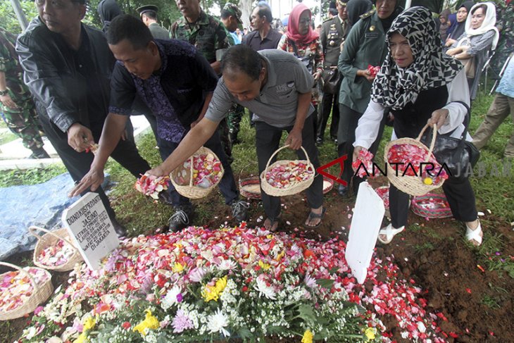 Pemakaman anggota TNI korban penembakan 