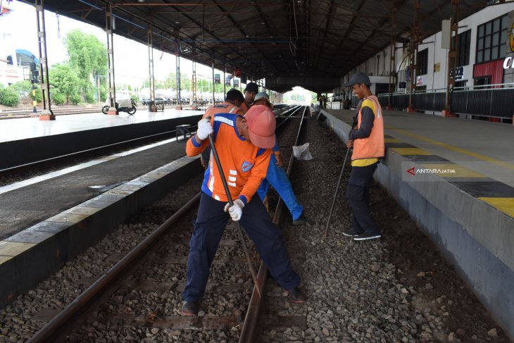 Penggantian Penambat Rel Kereta Api Keropos