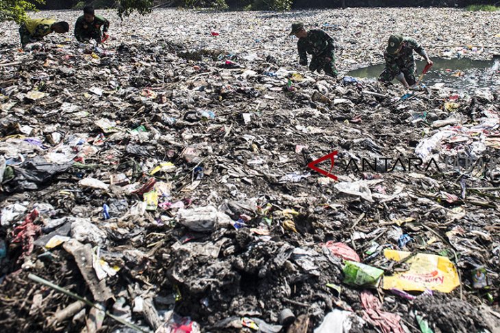 Pengerukan sampah di oxbow Cicukang