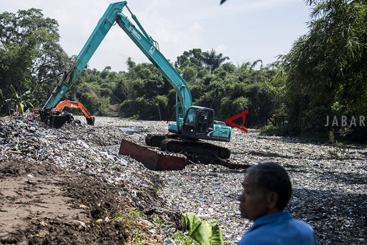 Pengerukan sampah di oxbow Cicukang