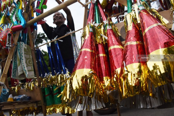 Penjual Terompet Di Madiun