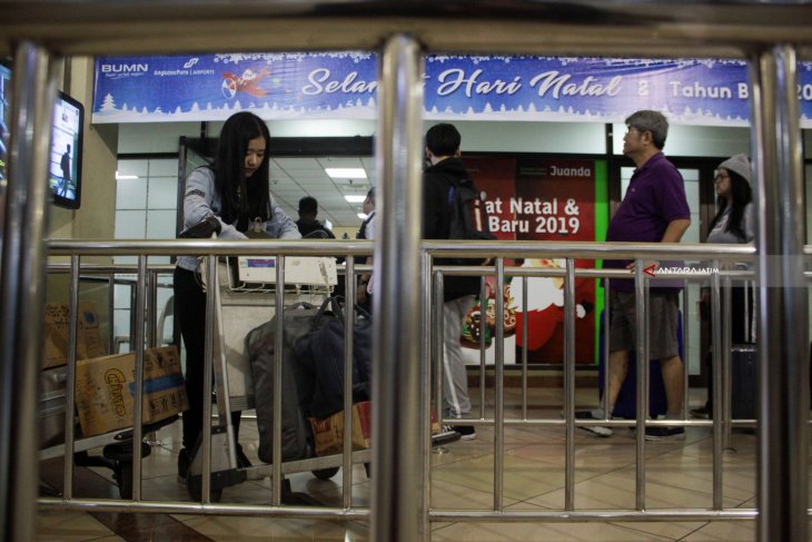 Penumpang Bandara Juanda Jelang Natal