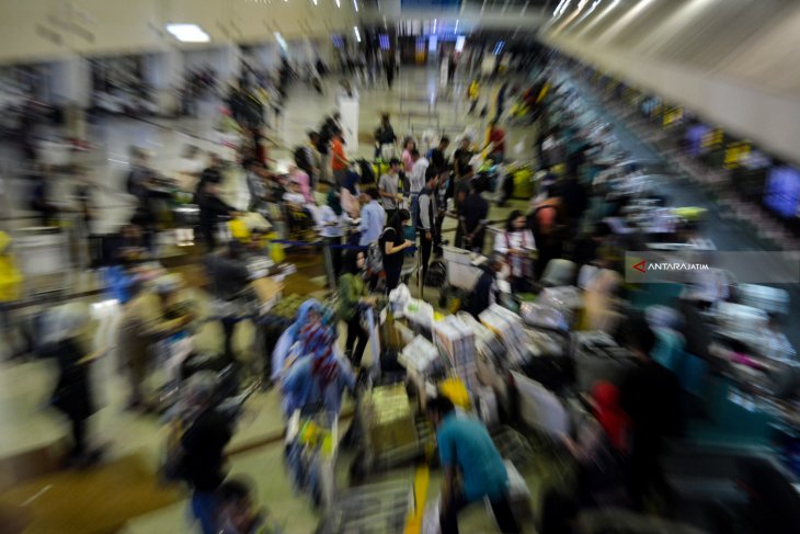 Penumpang Bandara Juanda Jelang Natal