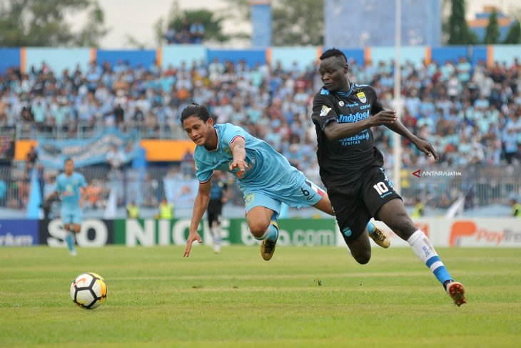 Persela Lamongan Lawan Persib Bandung