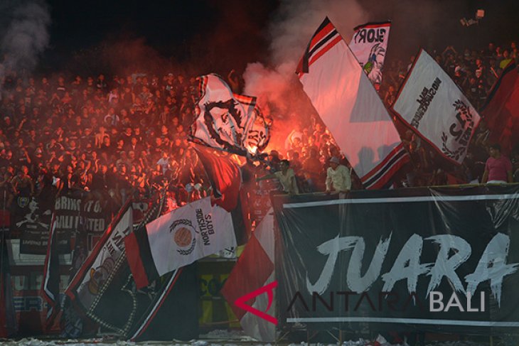 Pertandingan Bali United-Persija terganggu kembang api