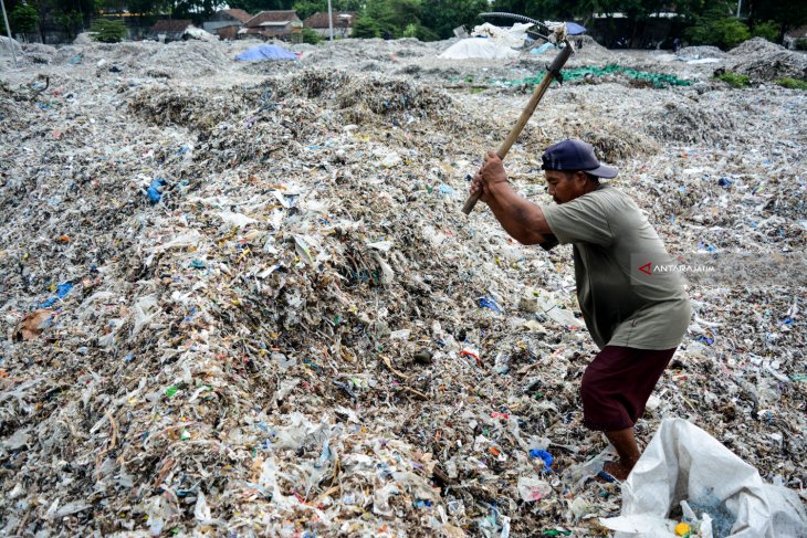 Sampah Plastik Cemari Lingkungan