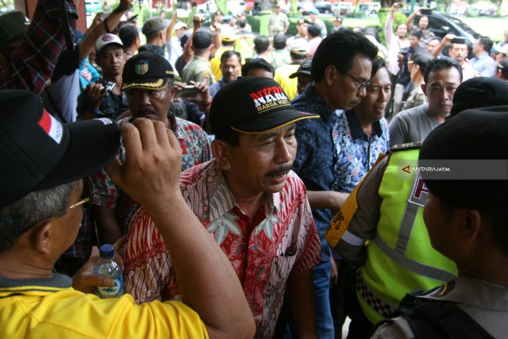 Unjuk Rasa Kepala Desa Kediri