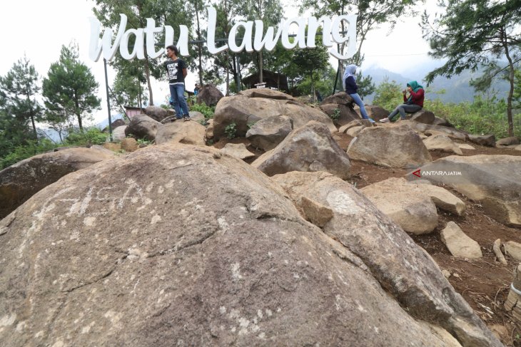 Wisata Bukit Watu Lawang