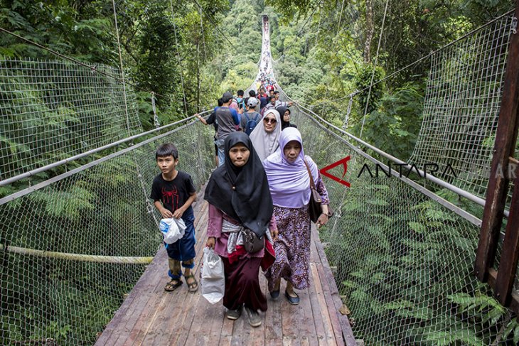 Wisata jembatan gantung Situ Gunung 