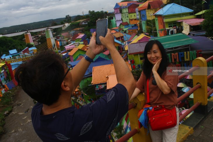 Wisatawan Kampung Warna Warni Melonjak