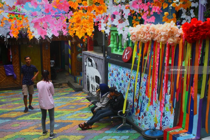 Wisatawan Kampung Warna Warni Melonjak