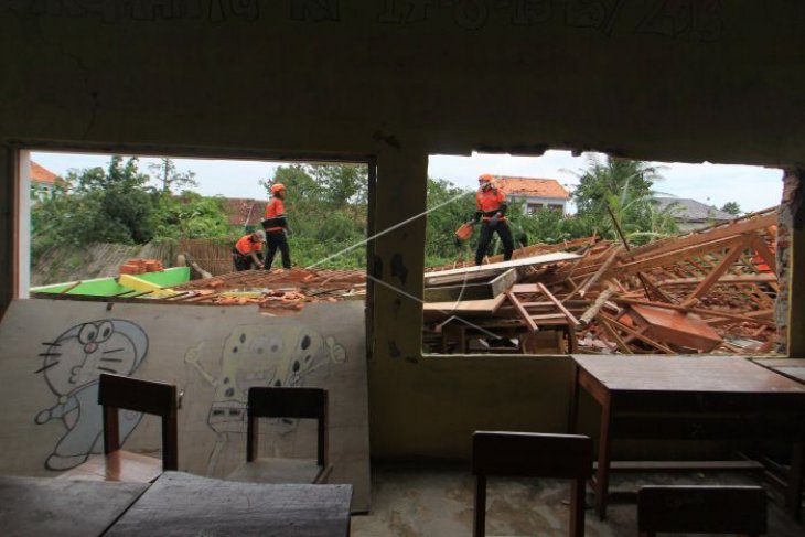 Cirebon diterjang angin puting beliung