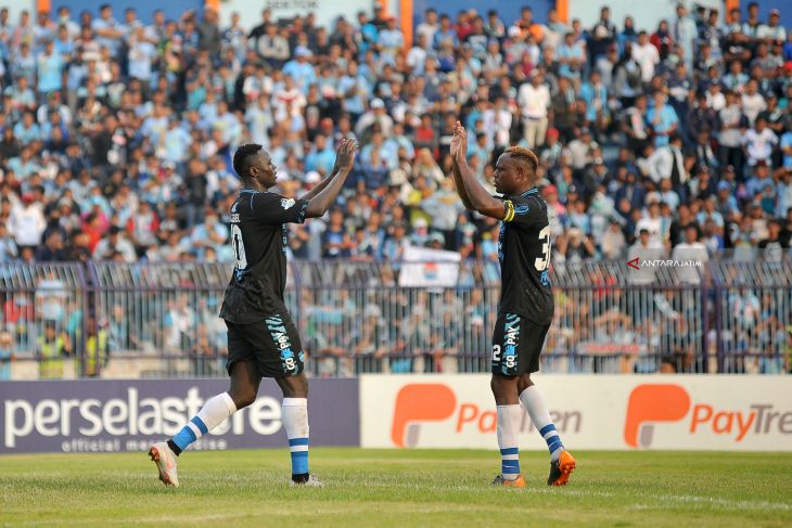 Persela Lamongan Lawan Persib Bandung