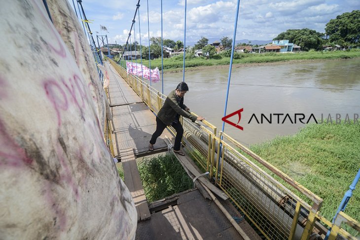 Jembatan penghubung rusak 