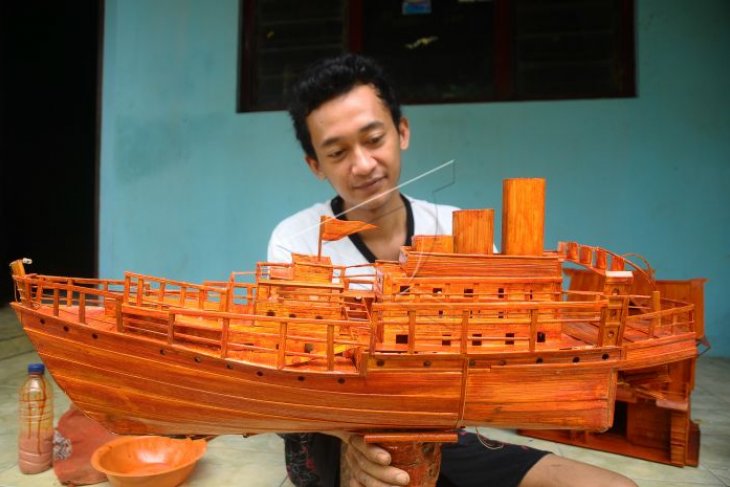 Kerajinan miniatur kapal