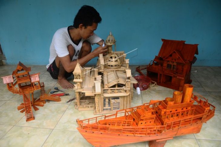 Kerajinan miniatur kapal