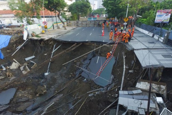 Jalan amblas di Surabaya