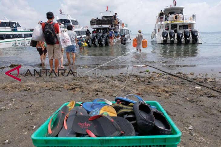 Penyeberangan ke pulau Nusa Peninda