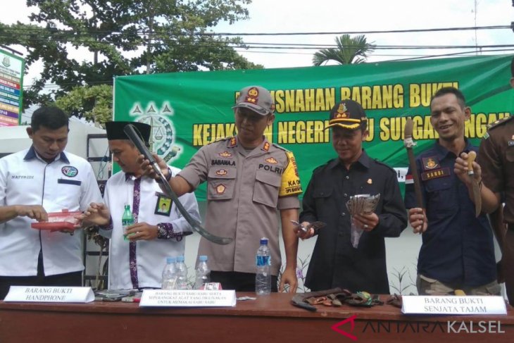 Kejari HST musnahkan ratusan barbuk hasil tindak kejahatan