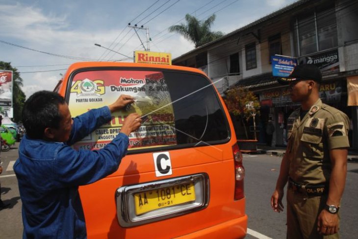 Penertiban alat peraga kampanye