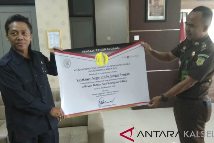 Kejari HST terima penghargaan WBK dari Kementerian PANRB