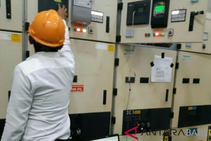 Petugas PLN berupaya memulihkan jaringan listrik yang tersambar petir di Sungailiat