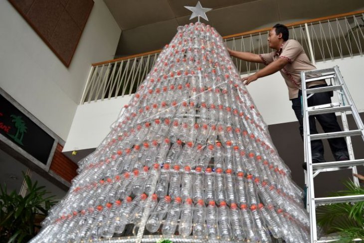 Pohon Natal berbahan limbah plastik