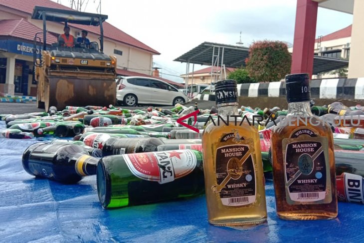 Polda Bengkulu musnahkan ribuan botol Miras