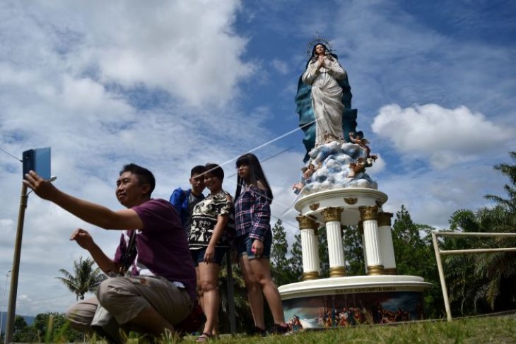 Pengunjung patung Bunda Maria