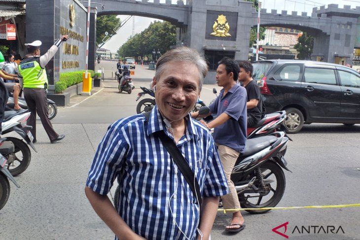 Pendukung kecewa karena Ahok keluar dari pintu belakang