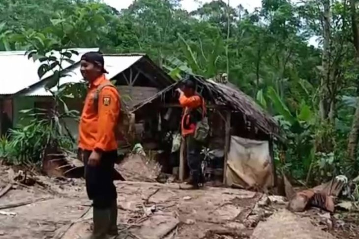 Tanah longsor dan banjir landa utara Sukabumi