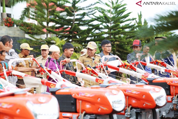 Tanah Bumbu distributes tools and machinery to support food self-sufficiency