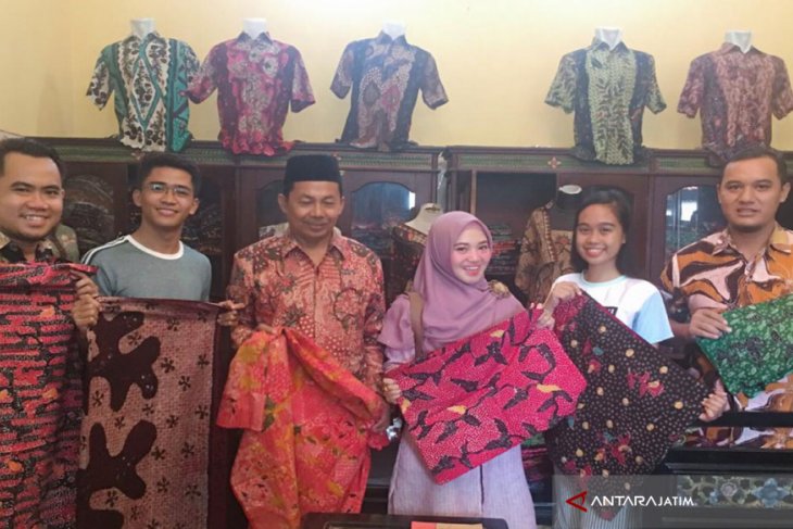 Unira Perkenalkan Batik Pamekasan ke Mahasiswa Filipina