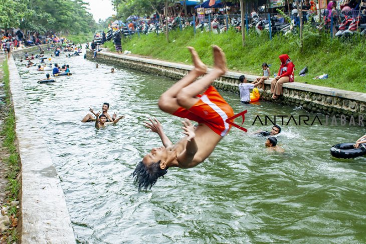 Bermain air di irigasi 