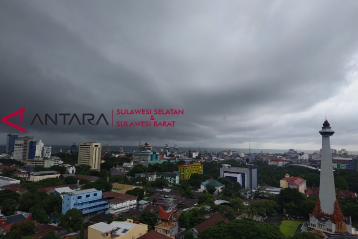 Whirlwind, torrential rains batter South Sulawesi