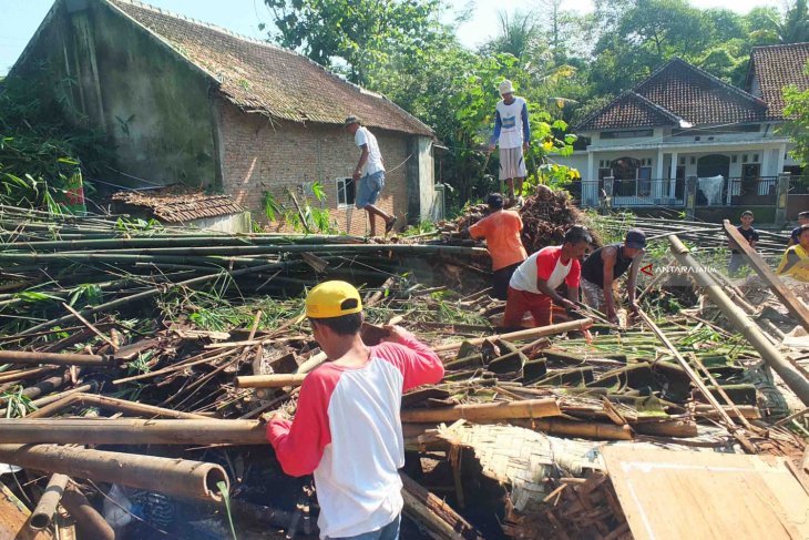 Akibat Angin Puting Beliung