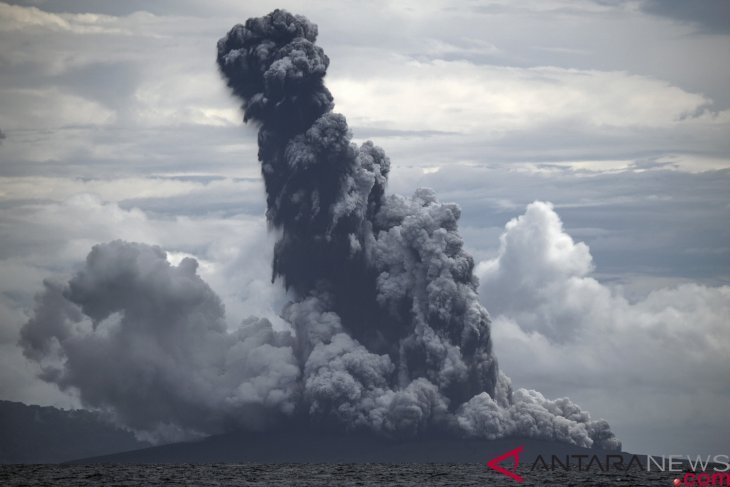 Gunung anak krakatau erupsi 9 kali, bmkg keluarkan peringatan