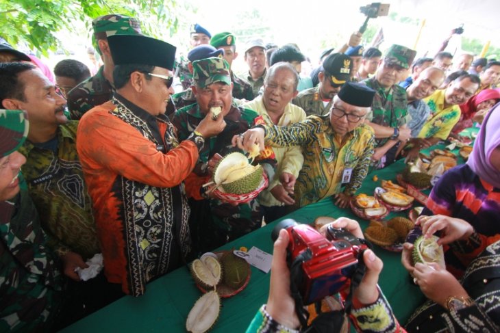 Gubernur Kalsel Cicipi Durian